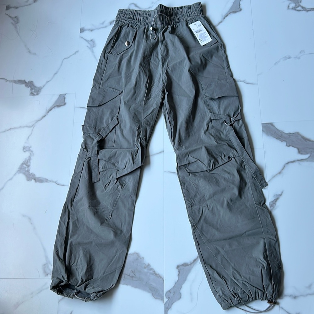 New cargo joggers with tag. Pockets and electric waist with drawstring/ ankle